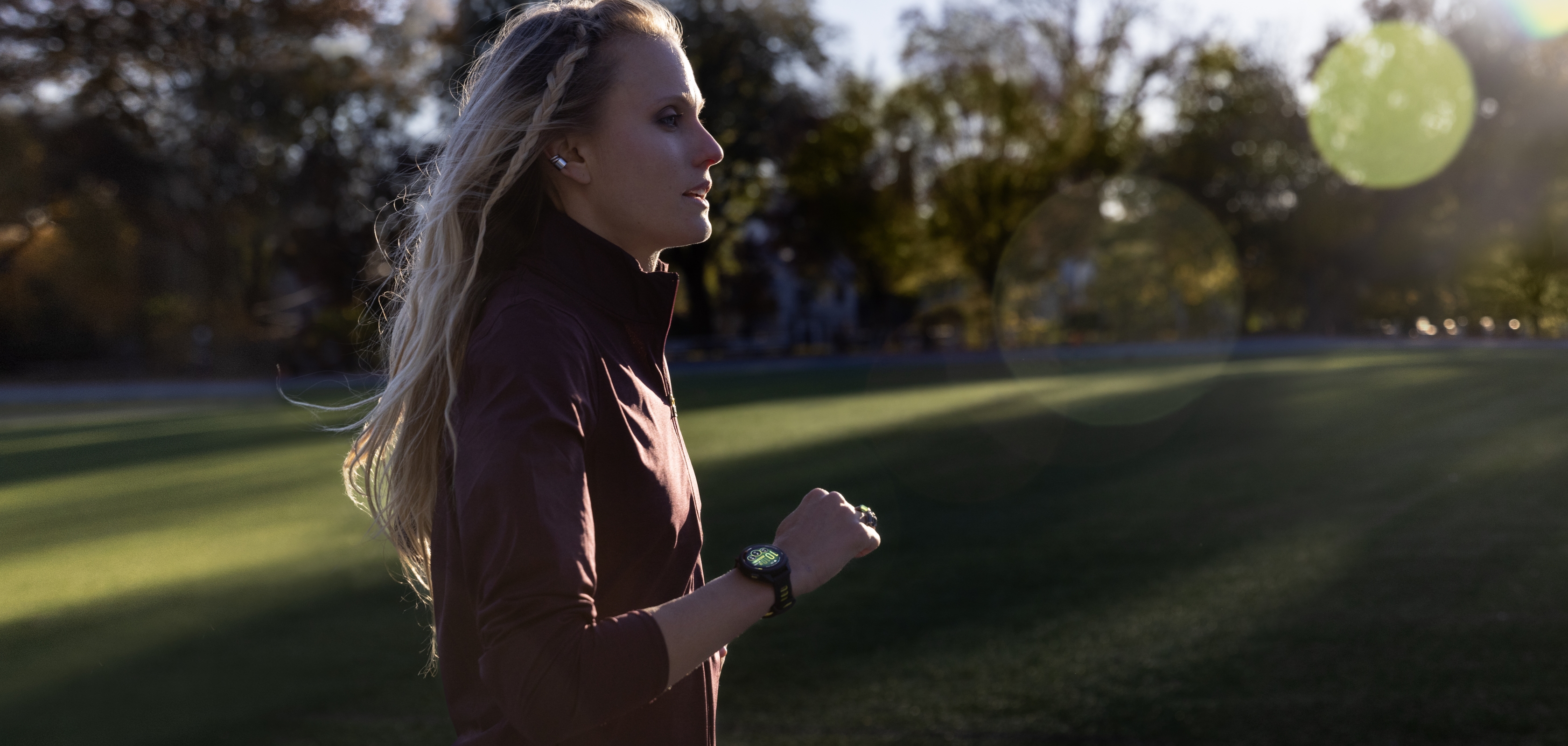 Vrouw loopt met de nieuwe Garmin Forerunner 965