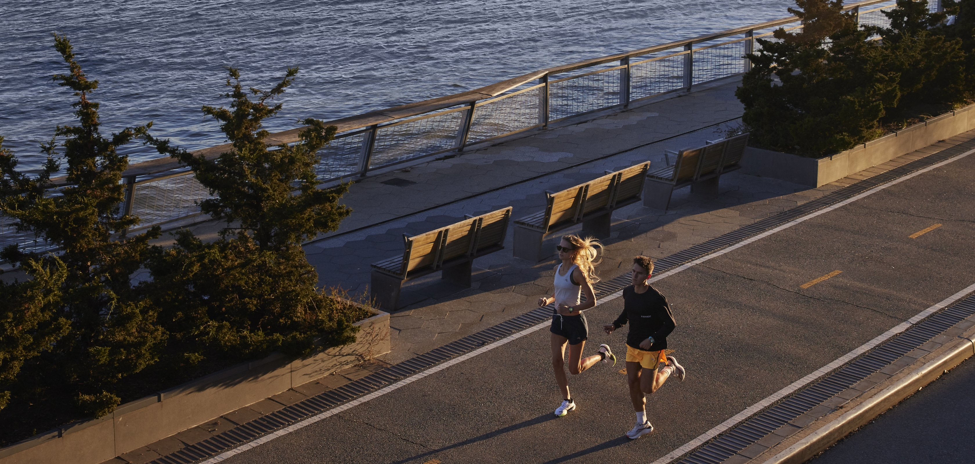 Mensen lopen met de nieuwe Garmin Forerunner 965