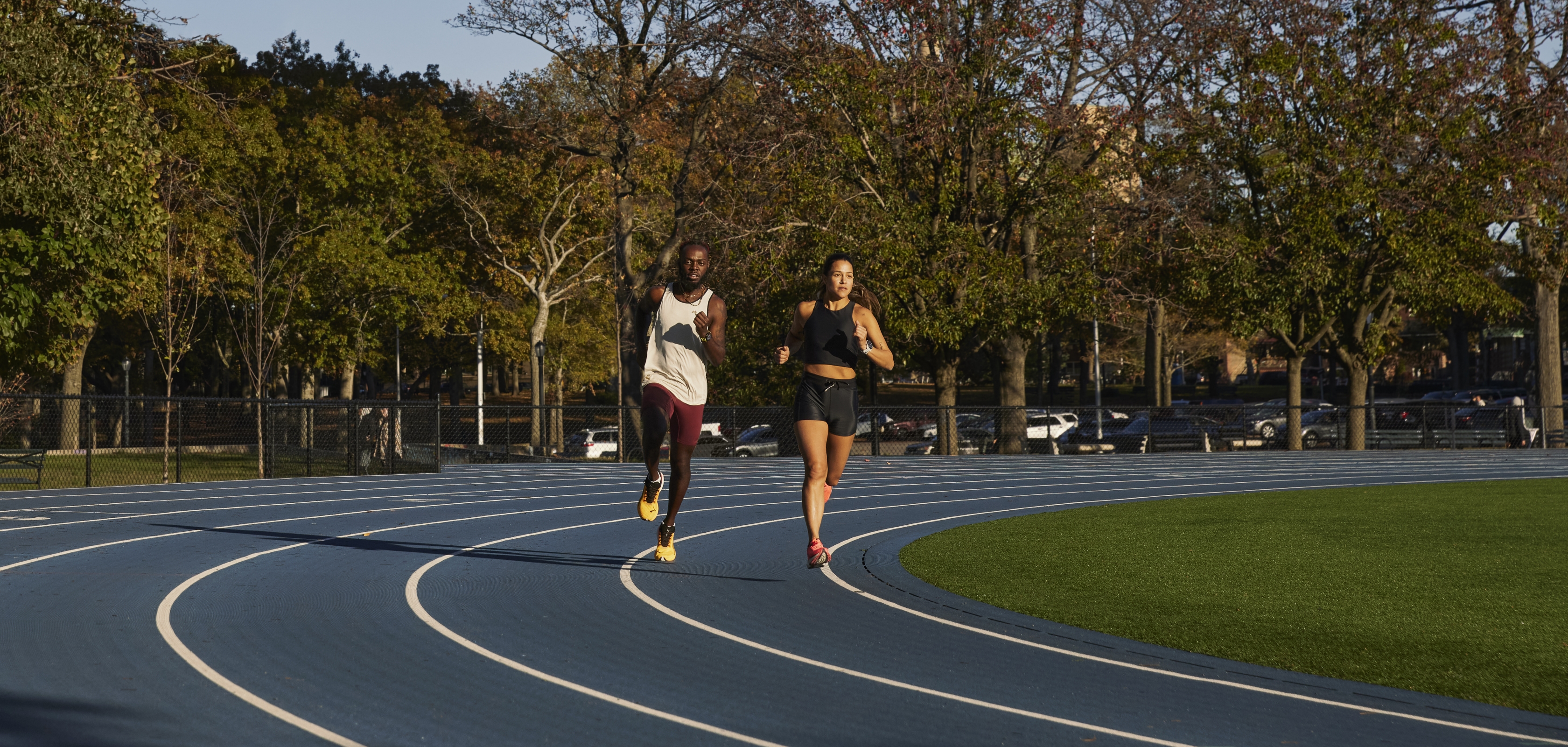 Man en vrouw lopen met de nieuwe Garmin Forerunner 265