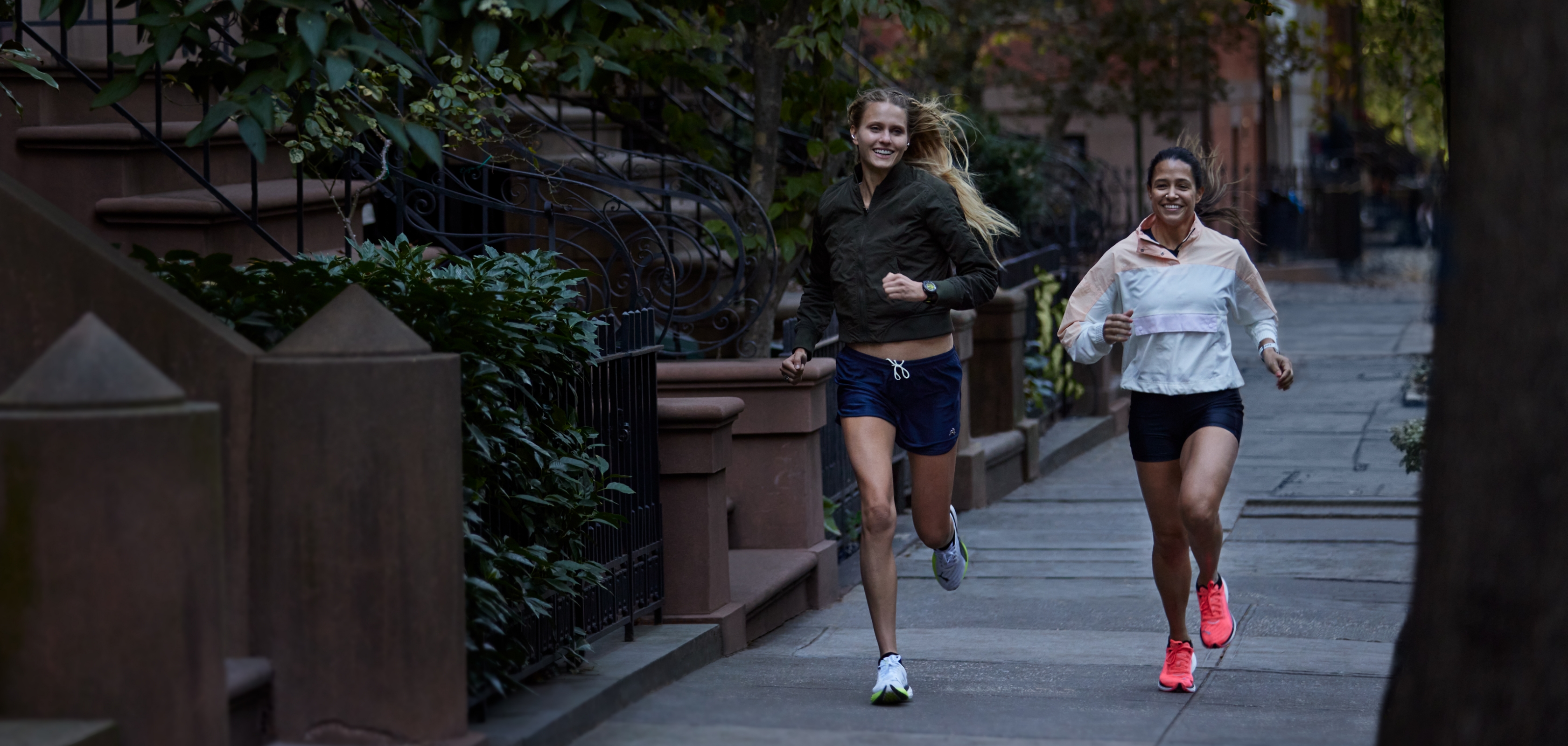 Vrouwen lopen met de nieuwe Garmin Forerunner 265