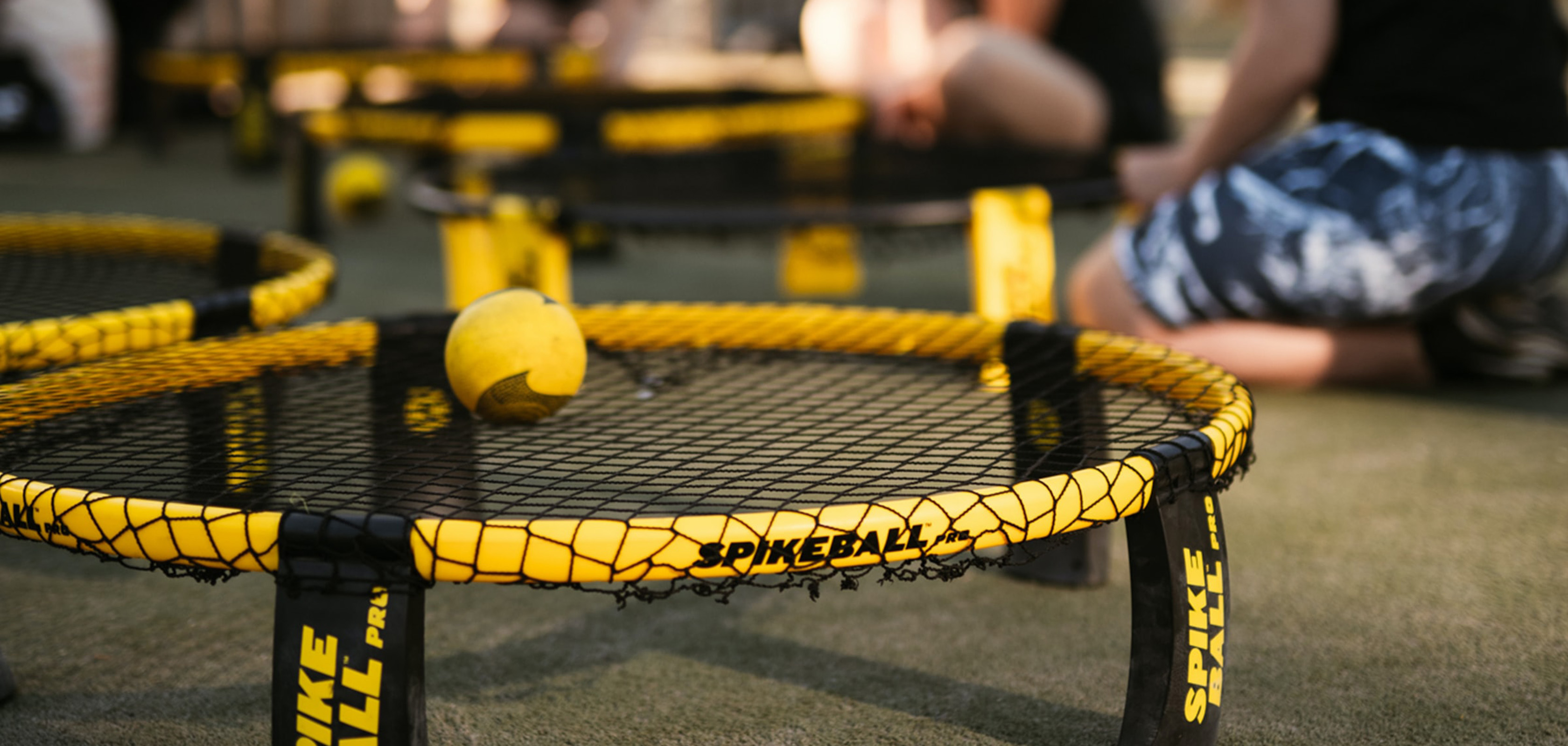 Mensen spelen spikeball met een spikeball set