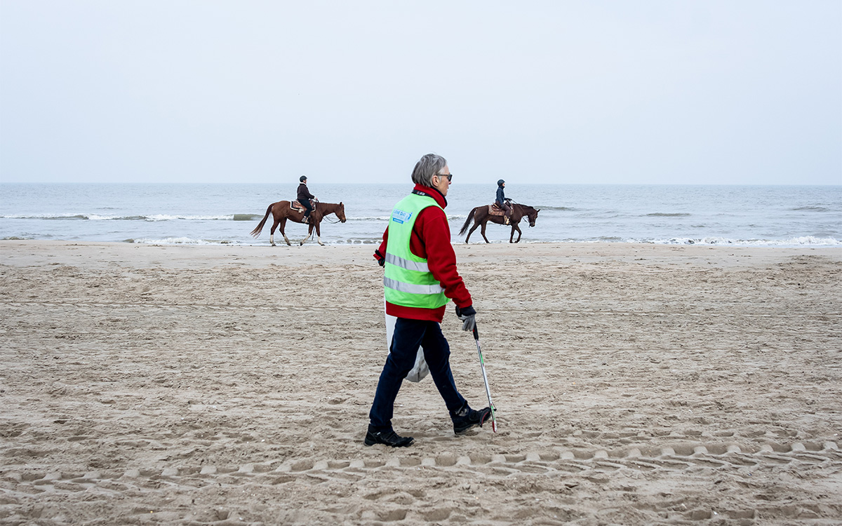 Geen vuiltje aan de kust. Bernadette prikt elke dag afval van het strand.