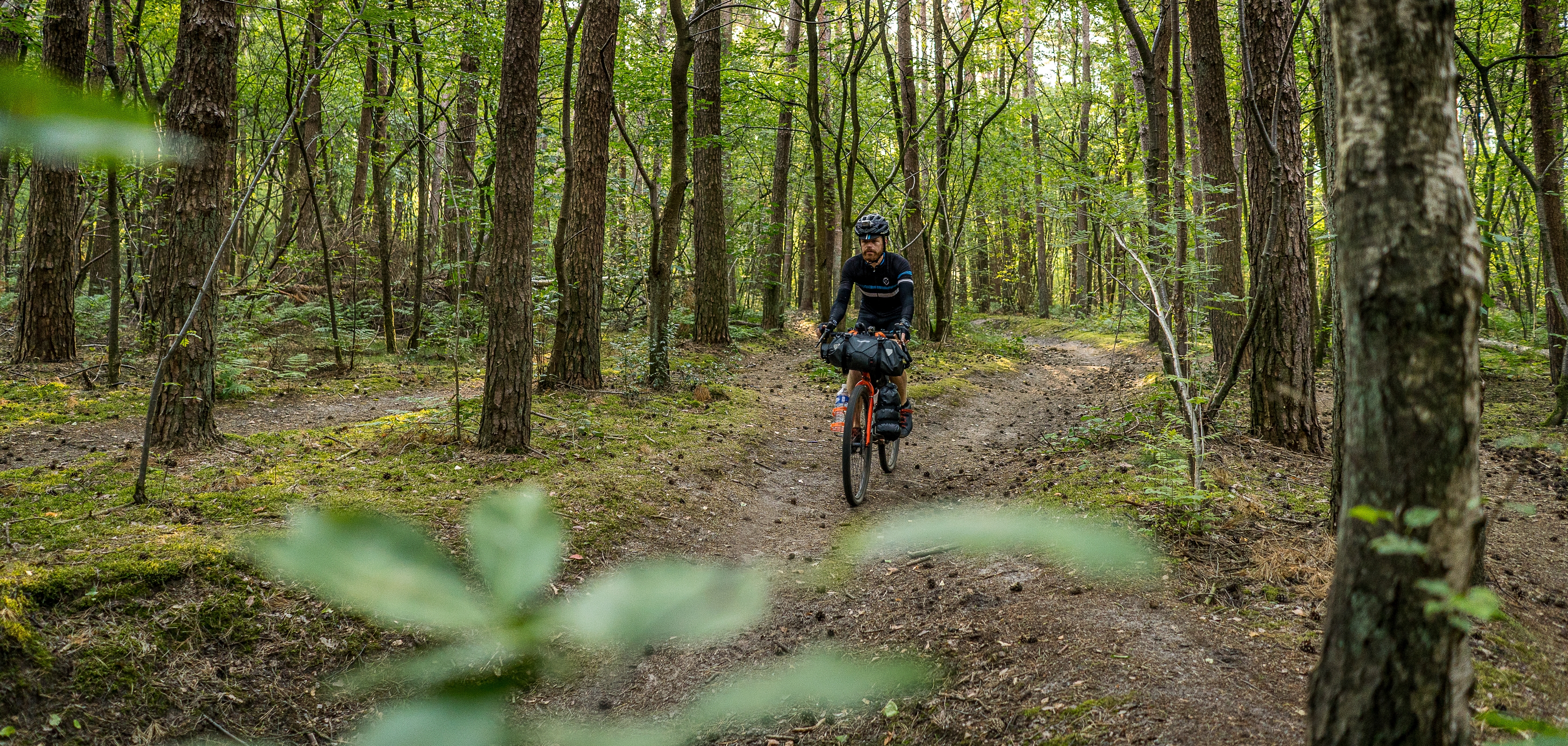 Mensen rijden met de fiets op gravel routes in België in de Ardennen