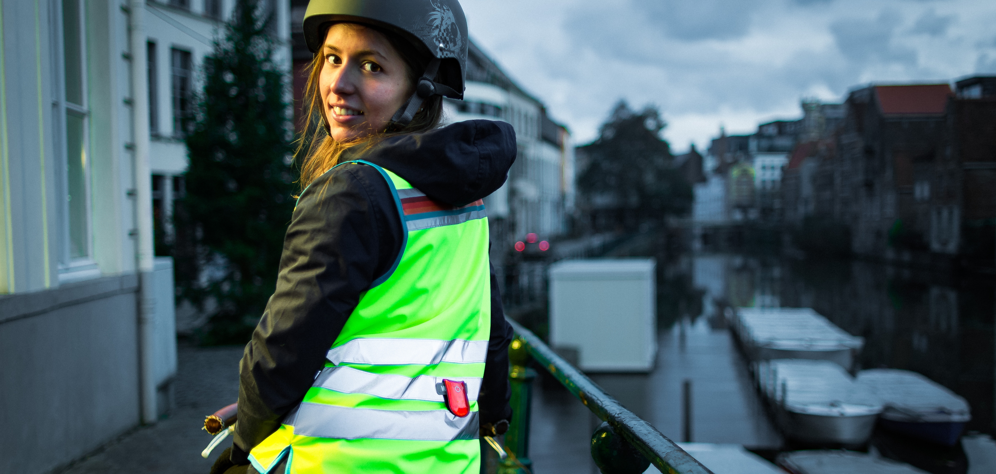 Meisje op de fiets zichtbaar met fietsverlichting