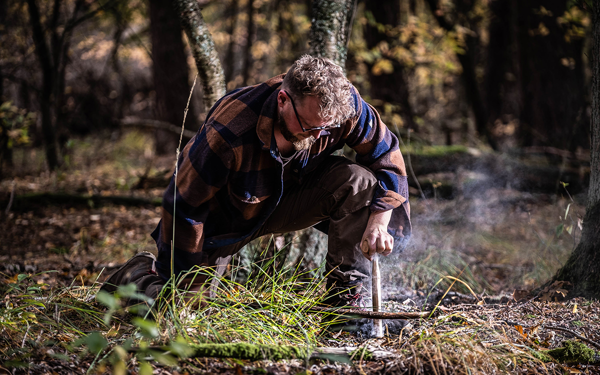 Tried & Tested: bushcrafter Joris test twee bijlen en een vuurstarterset