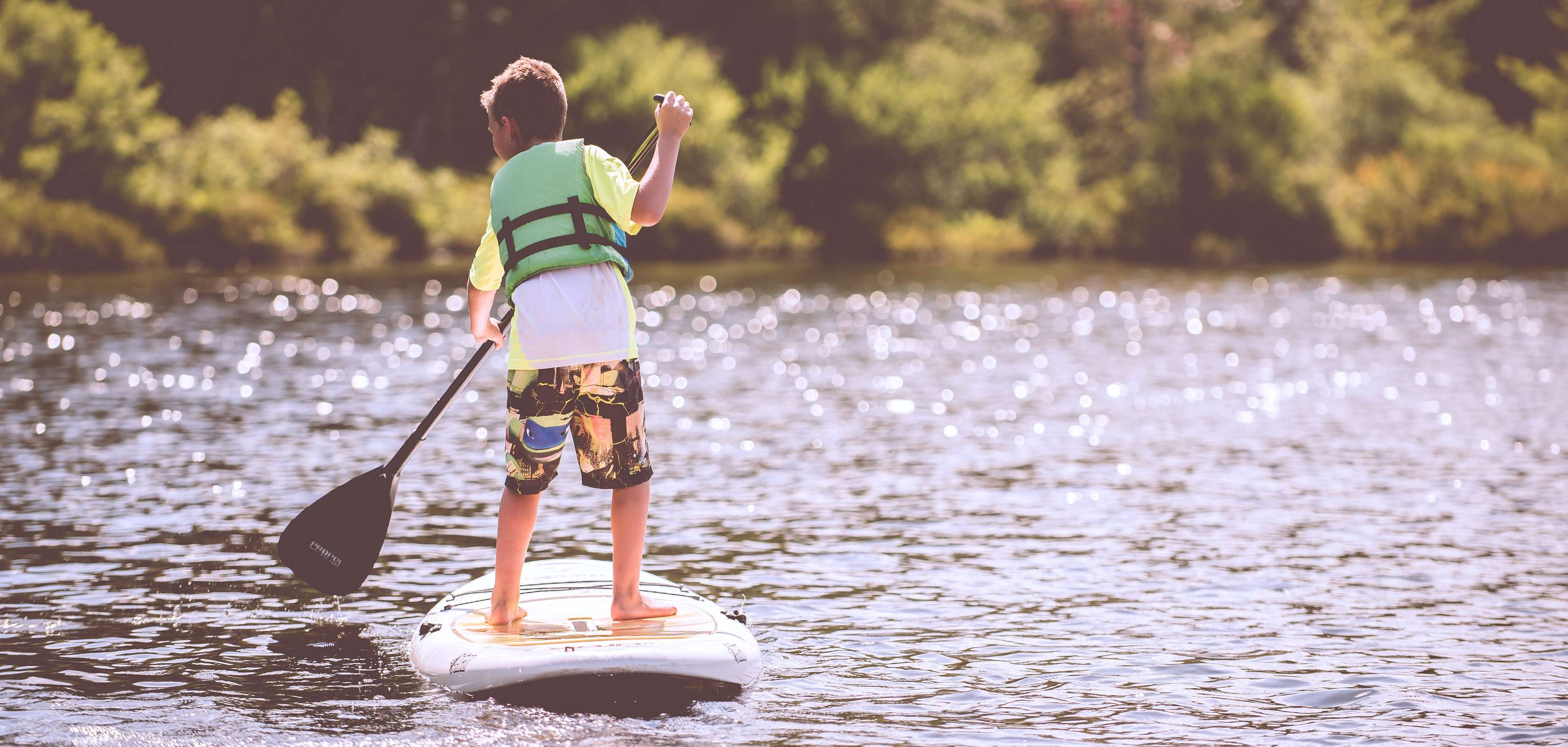 Jongetje op een SUP-board