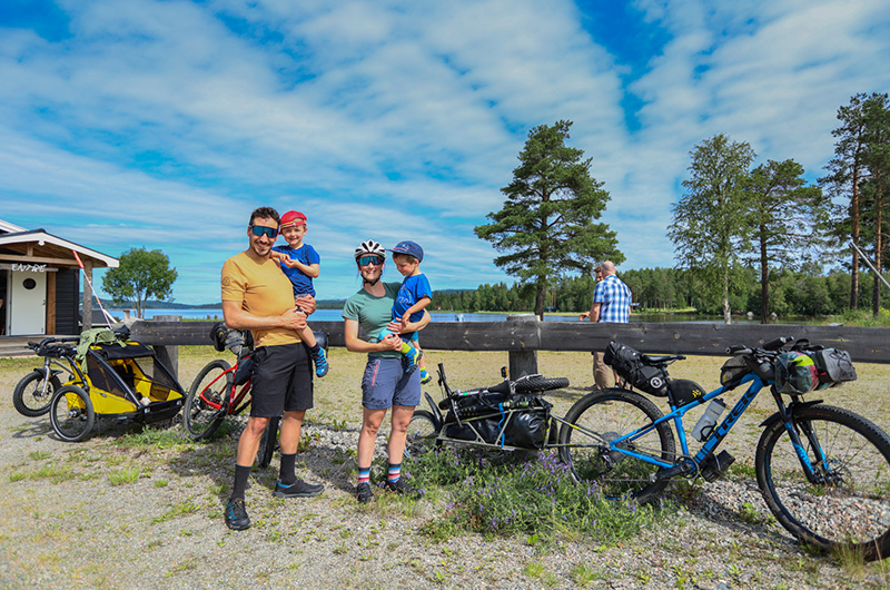 Twee maanden door Zweden fietsen, mét peuters? Manu en Katrien deden het!