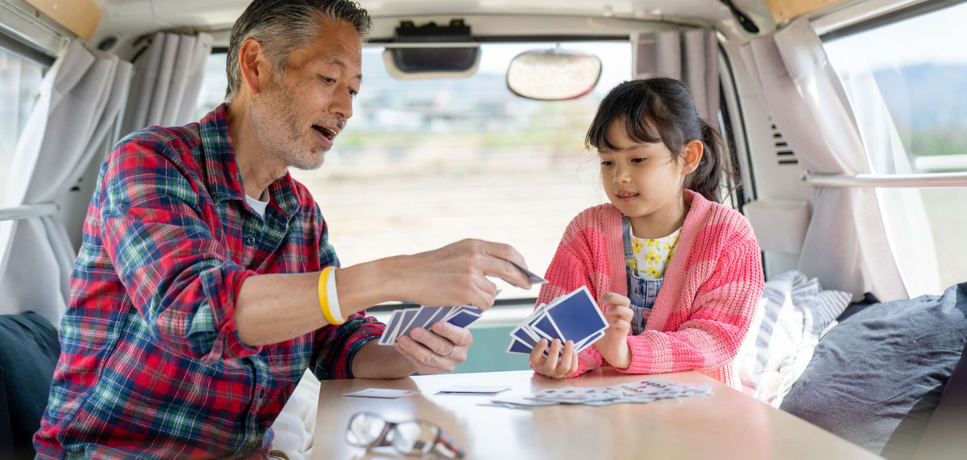 Opa en kleindochter op een trip met de camper