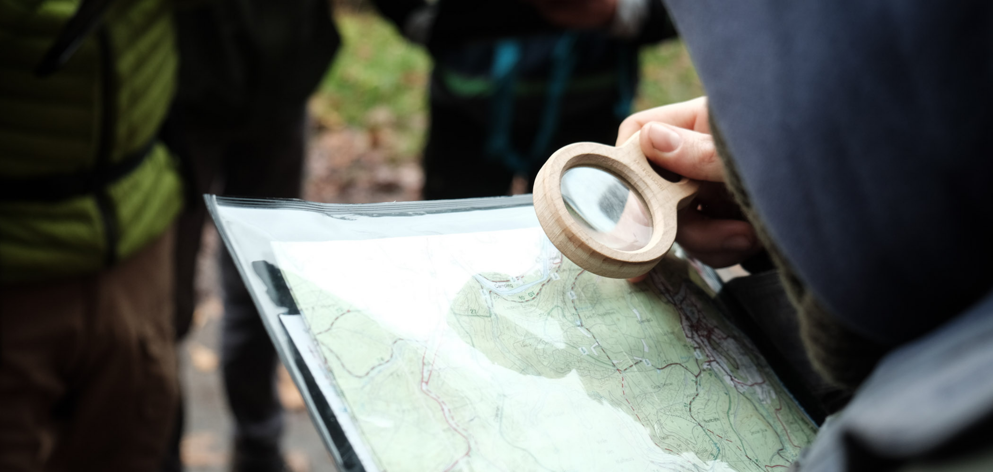 Frederic wandelt met de nieuwe Petzl Tikkina hoofdlamp in het donker door het bos