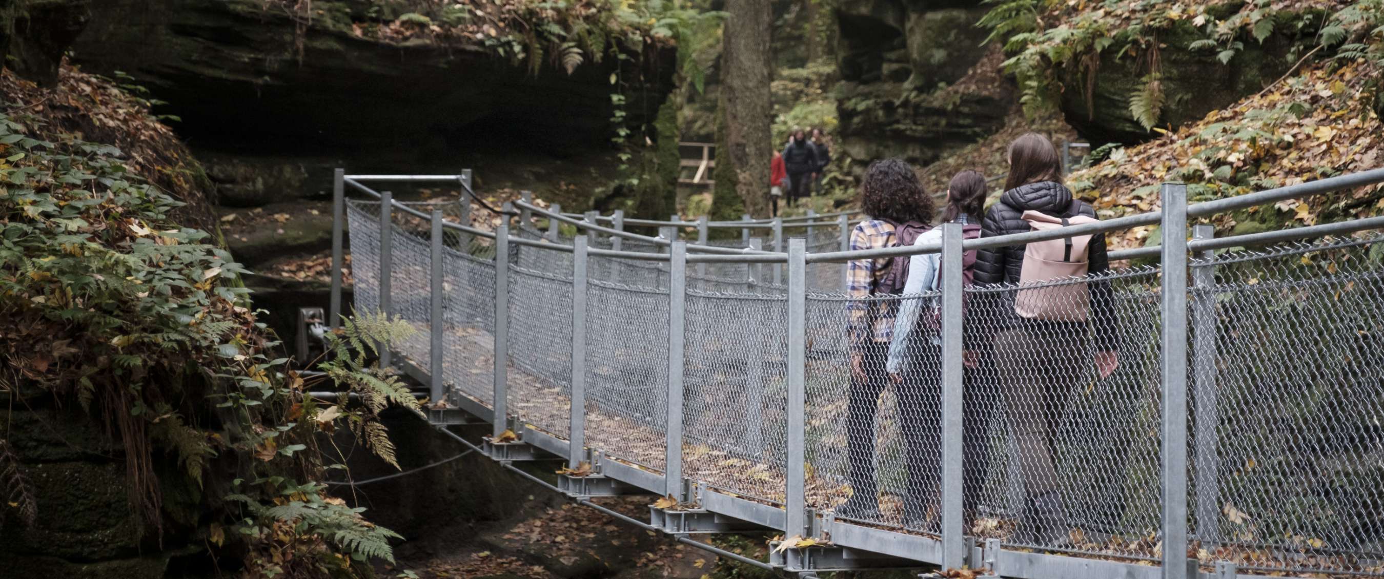 Mensen hiken op de Mullerthal Trail in Luxemburg