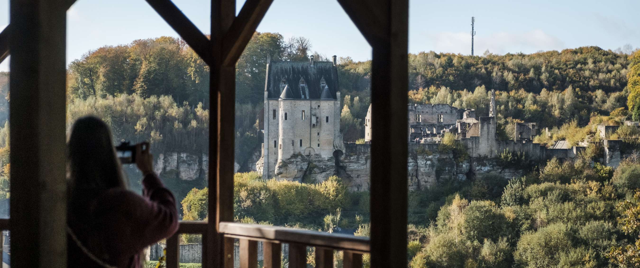 Uitzichtspunt op de Mullerthal trail in Luxemburg