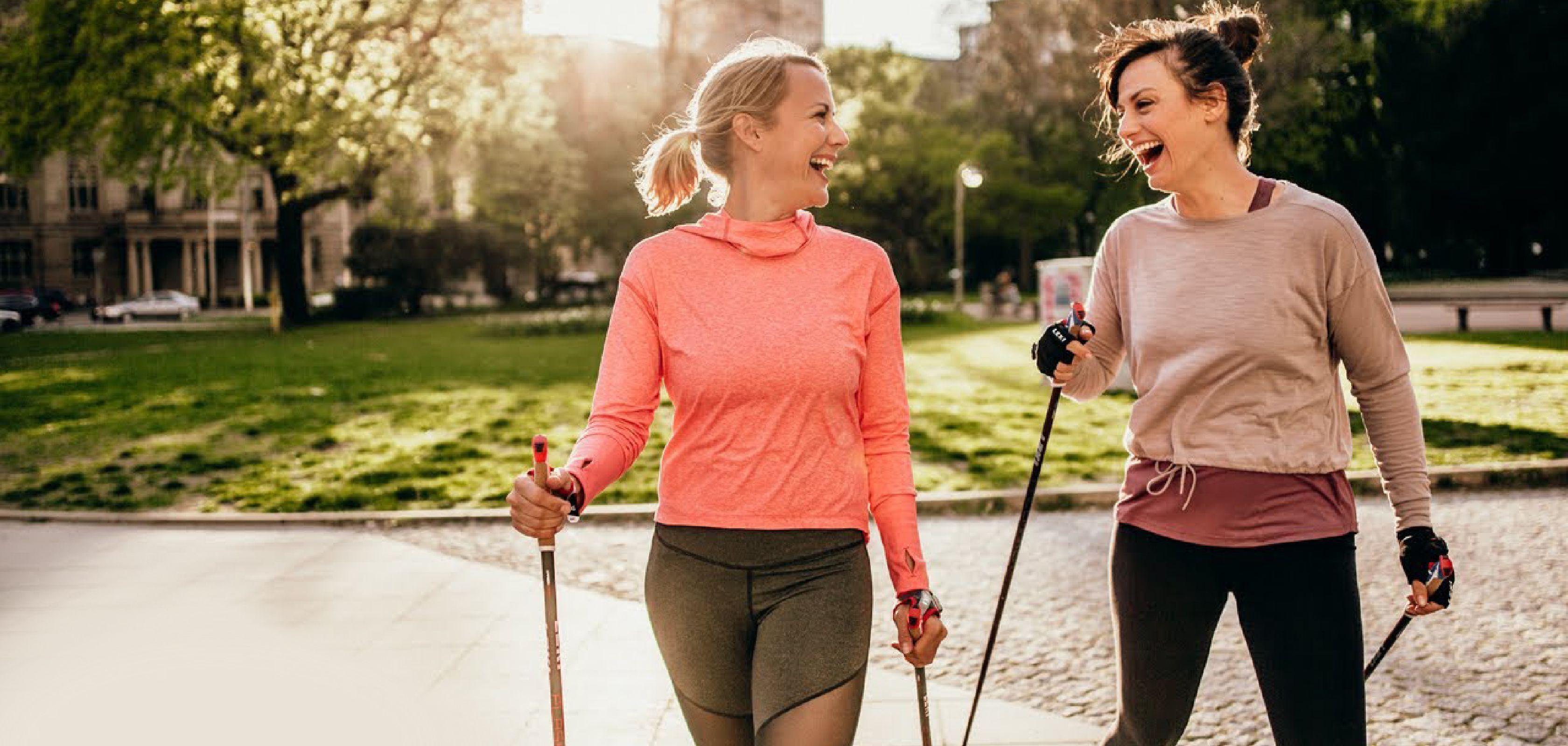 Dames gebruiken nordic walking stokken