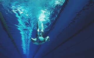 Des gens nagent et pratiquent d’autres sports afin de perdre du poids